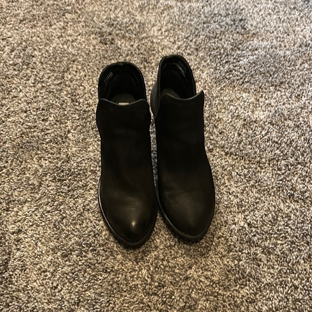 Black leather Steve Madden booties